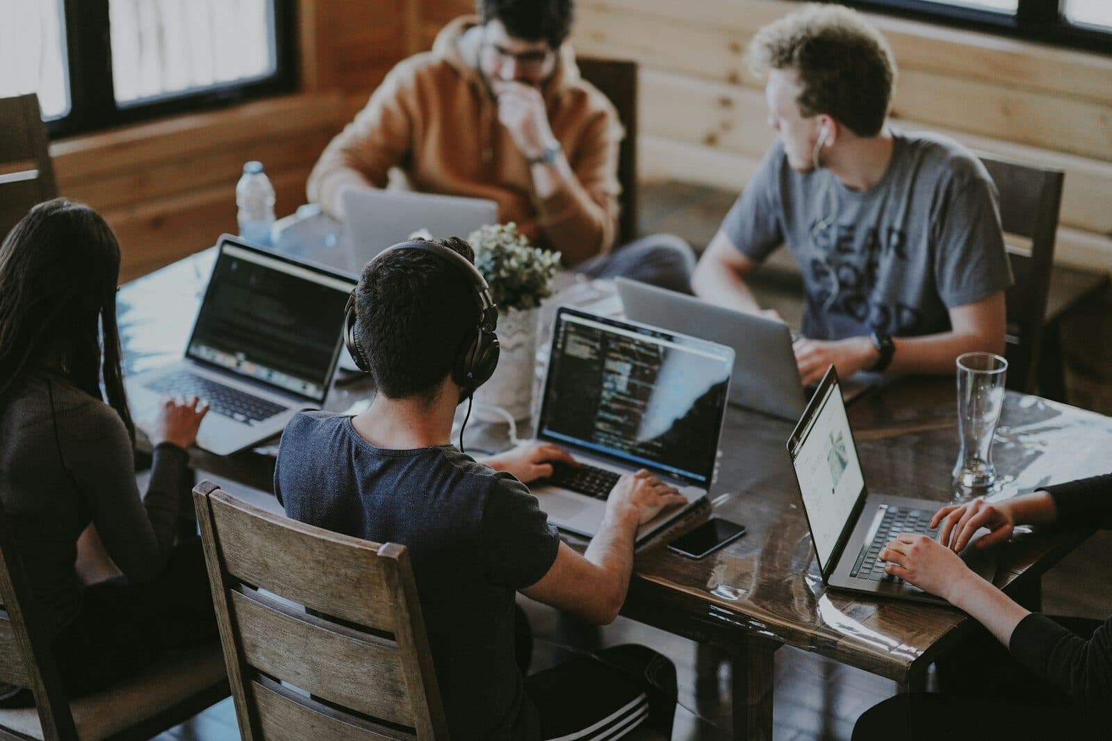 Equipe de engenharia em sessão de trabalho colaborativo