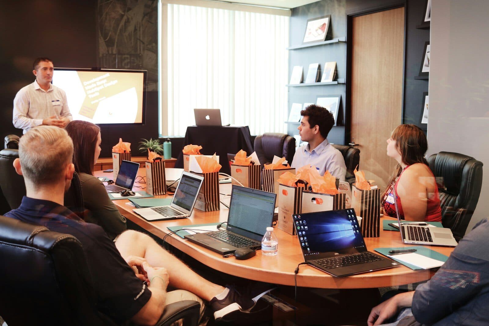 Equipe da Factorya em reunião de trabalho